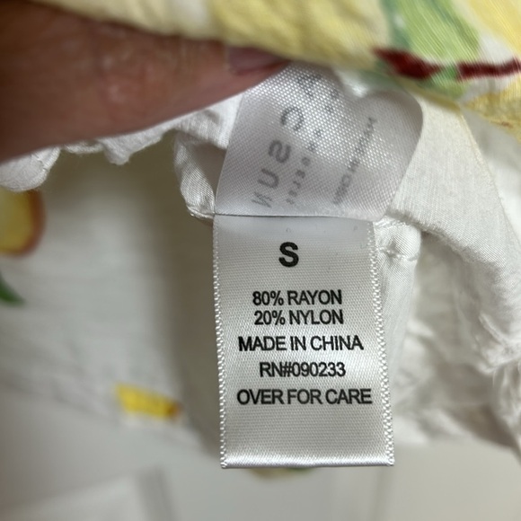 PacSun lemon resort camp shirt size small white short sleeve collar button-down - Picture 8 of 8